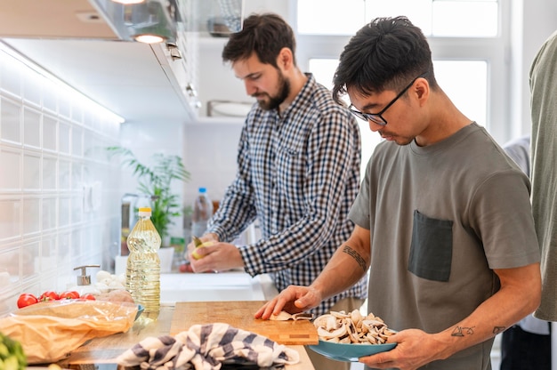 Sluit huisgenoten die samen koken