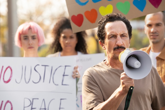 Gratis foto sluit mensen af die protesteren met megafoon