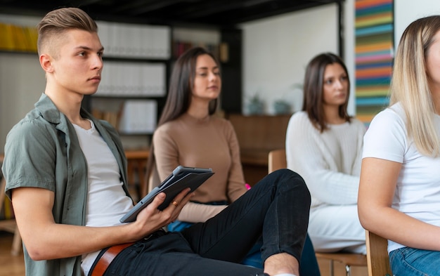 Sluit mensen bij therapie die op stoelen zitten