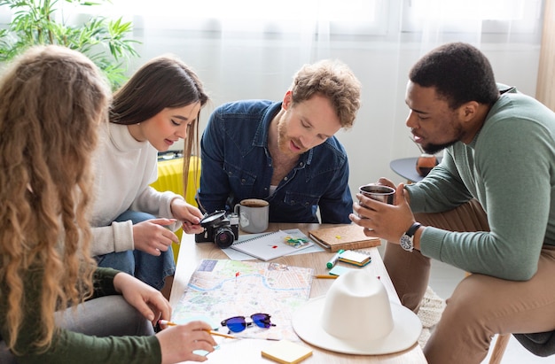 Gratis foto sluit mensen die zitten en plannen