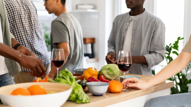 Sluit mensen in de keuken