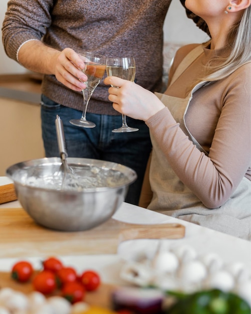 Sluit mensen rammelende glazen