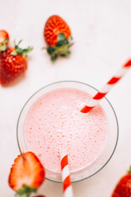 Sluit omhoog aardbei smoothie in een glas