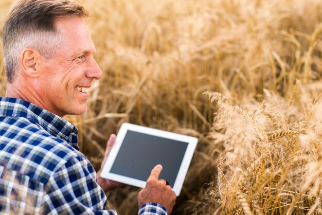 Sluit omhoog agronoom met een tabletmodel