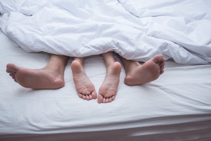 Gratis Foto sluit omhoog benen van paar in bed