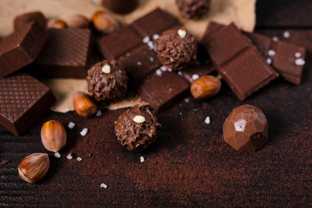 Sluit omhoog chocoladerepen en lepel met cacaopoeder