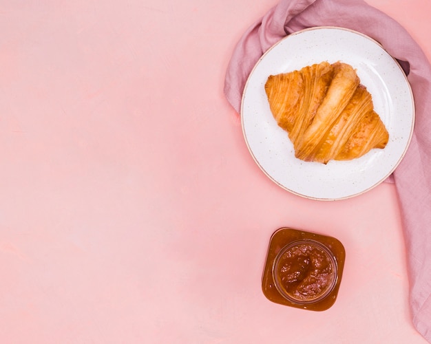 Gratis foto sluit omhoog croissant met exemplaarruimte