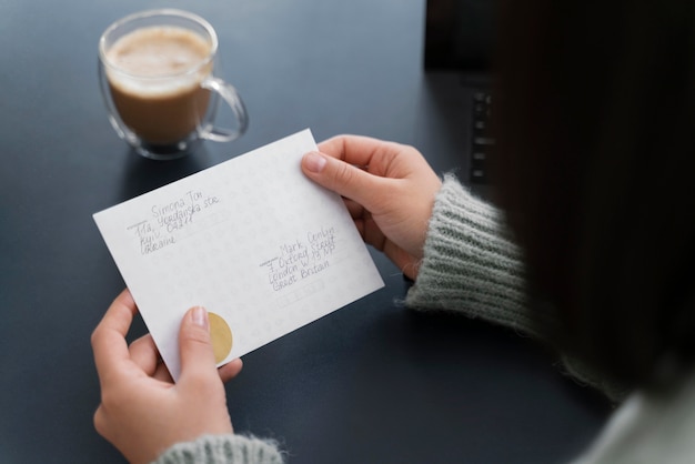 Gratis foto sluit omhoog de brief van de vrouwenlezing