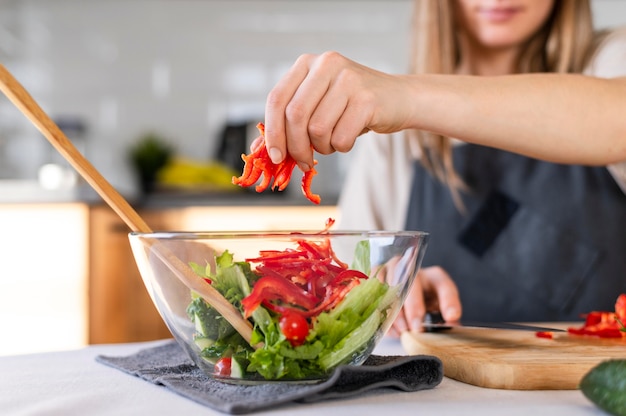 Sluit omhoog de peper van de vrouwenholding