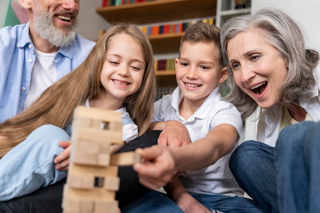 Sluit omhoog gelukkige familie thuis