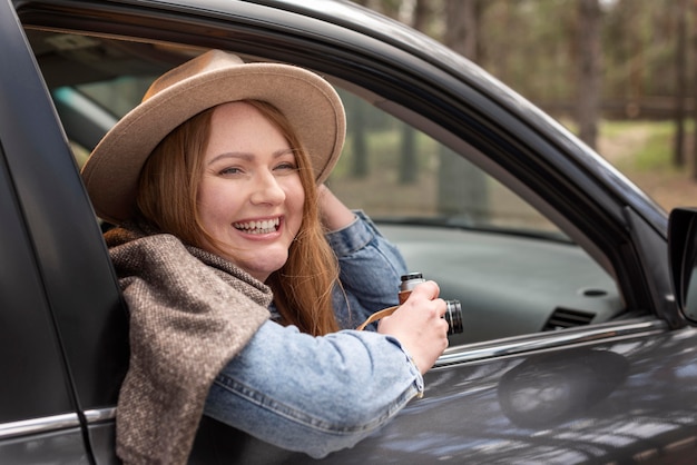 Sluit omhoog gelukkige vrouw in auto