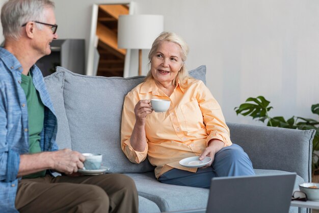 Gratis foto sluit omhoog gepensioneerd paar samen