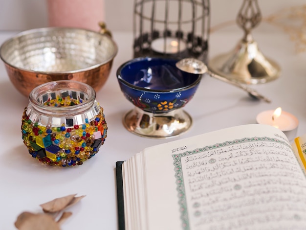 Sluit omhoog geschoten van geopende Koran op feestelijke lijst