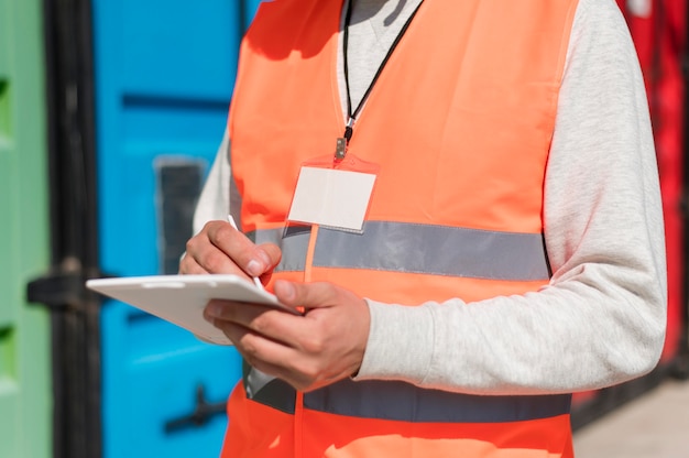 Sluit omhoog hand die op klembord schrijft