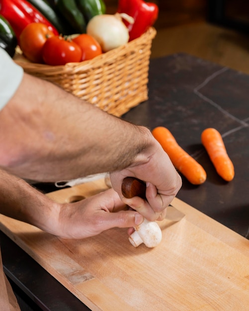 Sluit omhoog handen die paddestoel snijden