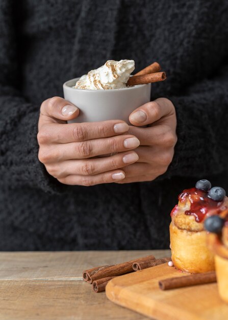 Sluit omhoog handen met smakelijke drank