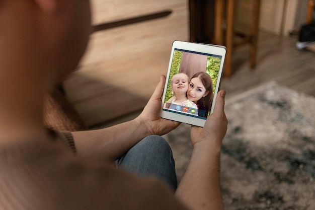 Gratis foto sluit omhoog handen met tablet