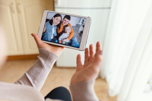 Gratis foto sluit omhoog handen met tablet