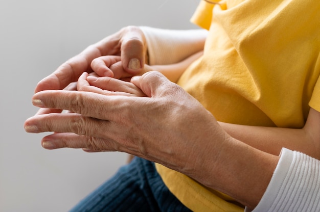 Sluit omhoog het kind van de gandparentholding