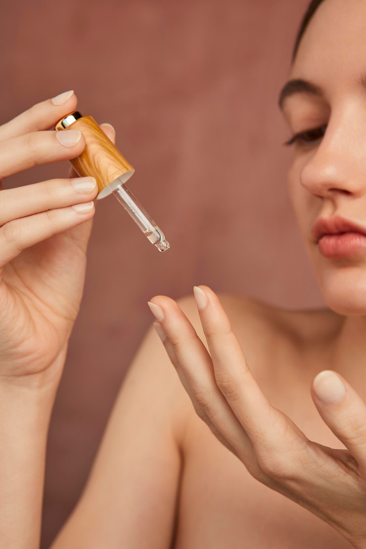 Gratis Foto sluit omhoog het serum van de vrouwenholding