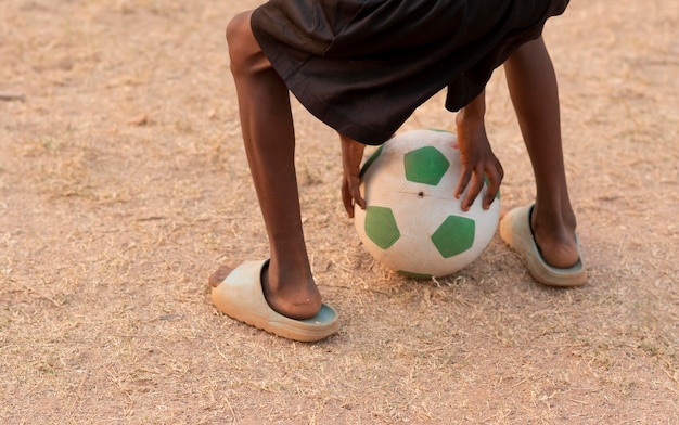 Sluit omhoog jongen met voetbalbal