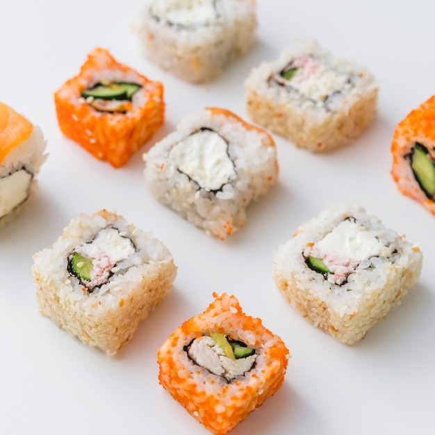 Gratis foto sluit omhoog mening van geschikte assortimenten sushi