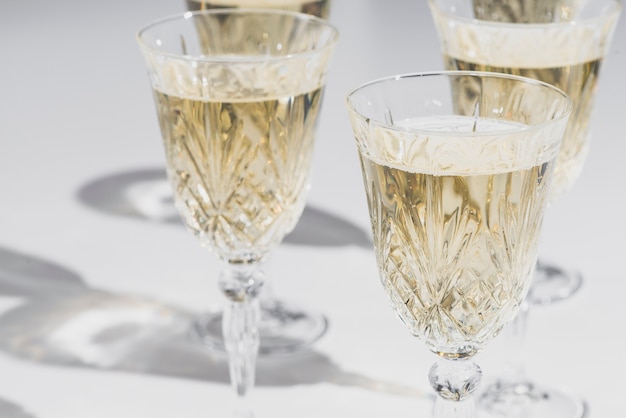 Sluit omhoog mening van vier champagneglazen