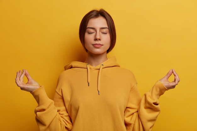 Gratis foto sluit omhoog op jonge aantrekkelijke en charismatische geïsoleerde vrouw