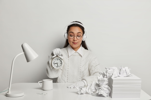 Sluit omhoog op jonge mooie vrouw aan haar bureau