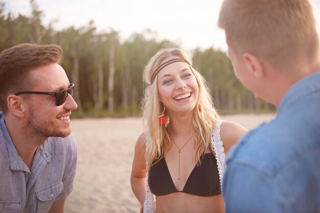 Sluit omhoog op jonge vrienden die pret op het strand hebben