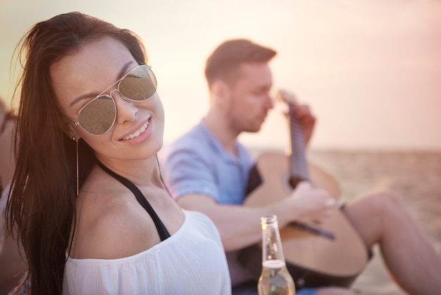 Sluit omhoog op jonge vrienden die pret op het strand hebben