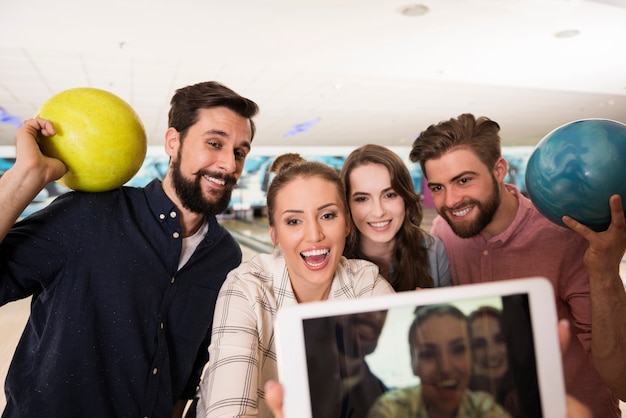 Sluit omhoog op jonge vrienden die van bowlen genieten