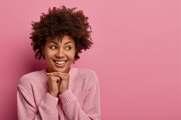 Sluit omhoog op mooie jonge geïsoleerde vrouw