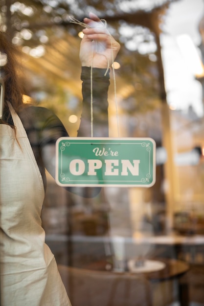 Gratis foto sluit omhoog op open winkelteken