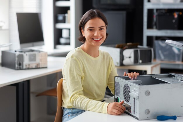 Sluit omhoog op vrouw die computerchips repareert