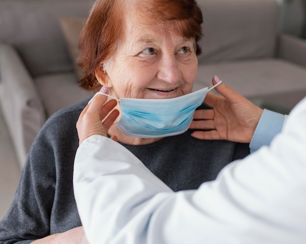 Sluit omhoog oude vrouw met gezichtsmasker