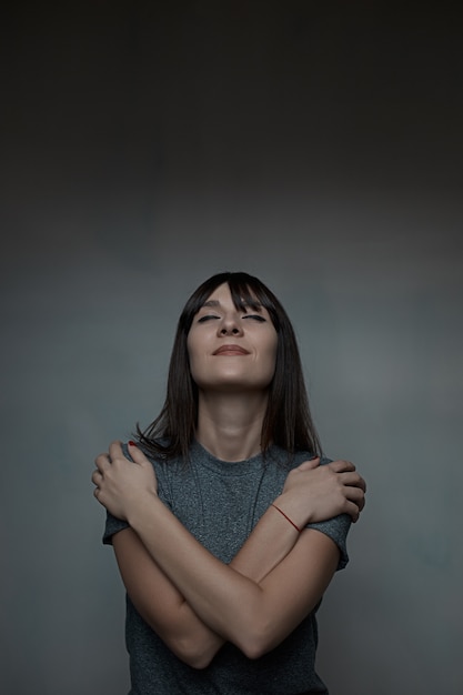 Sluit omhoog portret die van vrouw omhelzen