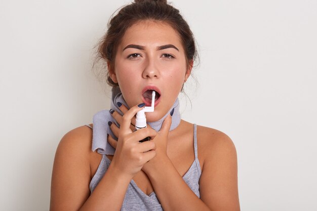 Sluit omhoog portret van aantrekkelijke zieke jonge donkerbruine vrouw