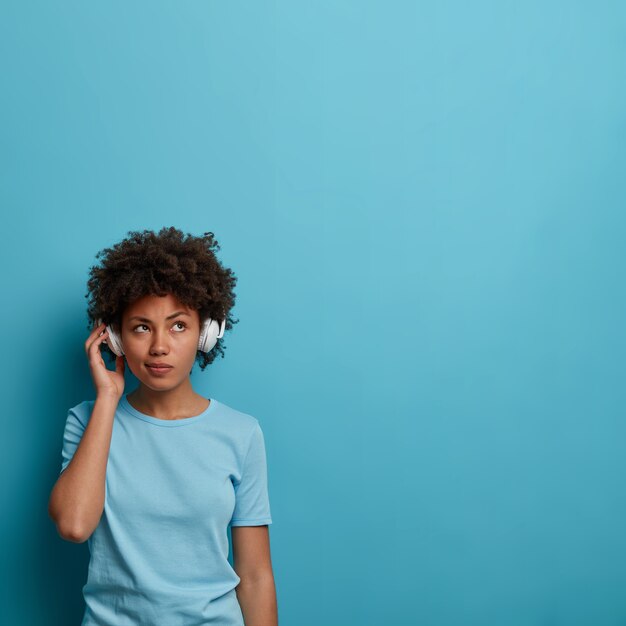 Sluit omhoog portret van een aantrekkelijke jonge geïsoleerde vrouw