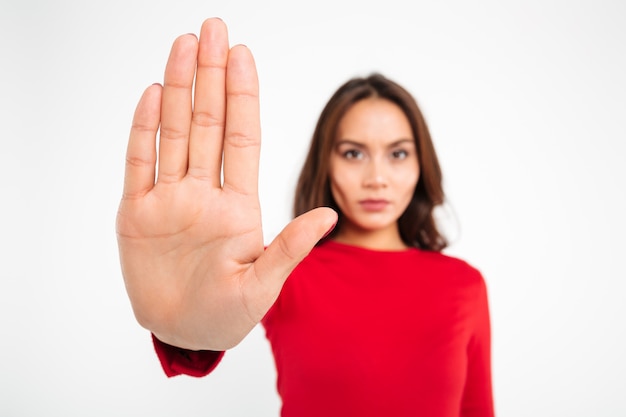 Gratis foto sluit omhoog portret van een ernstige jonge aziatische vrouw