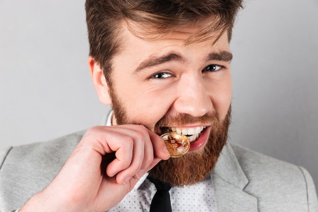 Sluit omhoog portret van een jonge zakenman