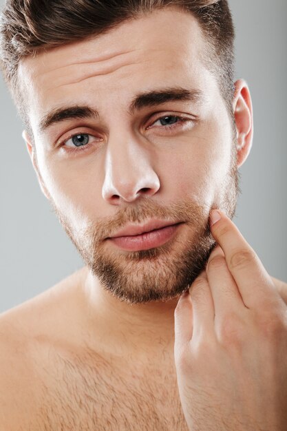 Sluit omhoog portret van een knappe gebaarde mens