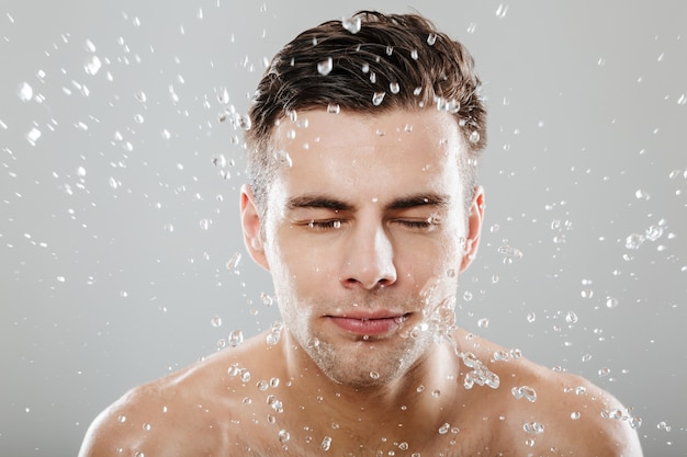 Sluit omhoog portret van een knappe half naakte man