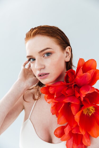 Sluit omhoog portret van een redheaded tulpenbloemen van de vrouwenholding