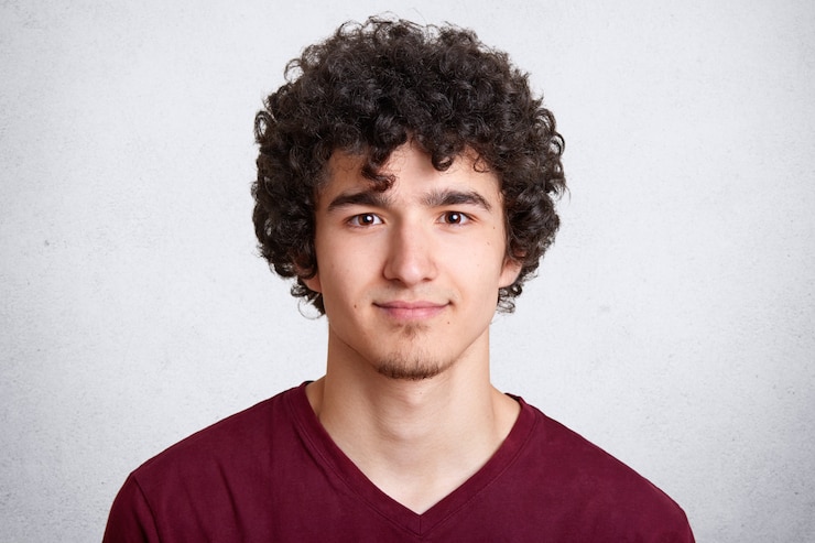 Gratis Foto sluit omhoog portret van krullend knap europees mannetje