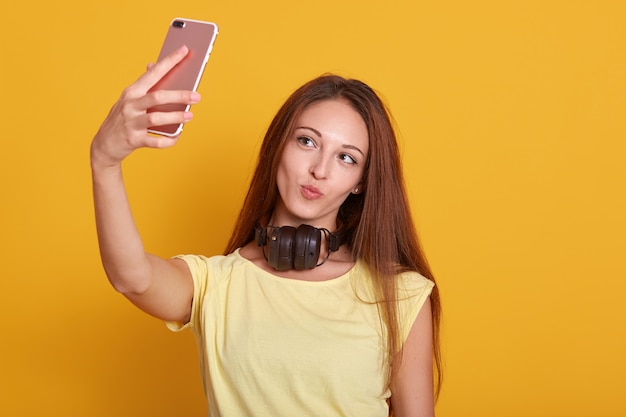 Sluit omhoog portret van mooie verbazende dame die selfie via telefoon maken