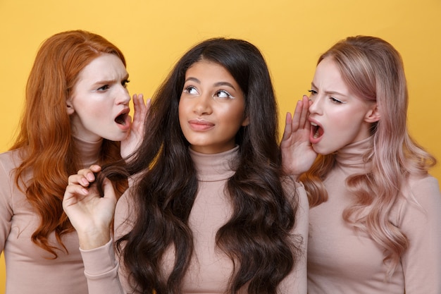 Sluit omhoog portret van Twee jonge vrouwen die op vriend gillen