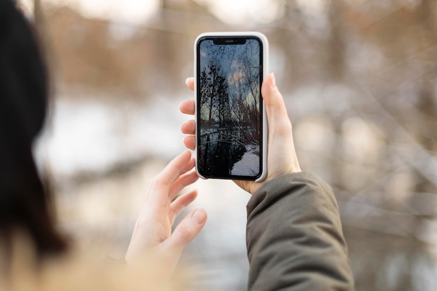 Sluit omhoog reiziger die foto's neemt