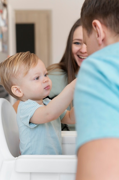 Sluit omhoog smileyfamilie met peuter