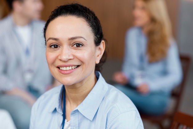 Sluit omhoog smileyvrouw in therapie